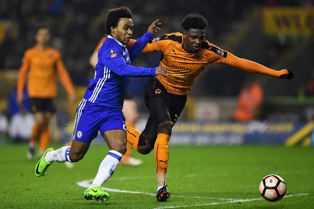 Willian nỗ lực đi bóng qua hậu vễ Wolves