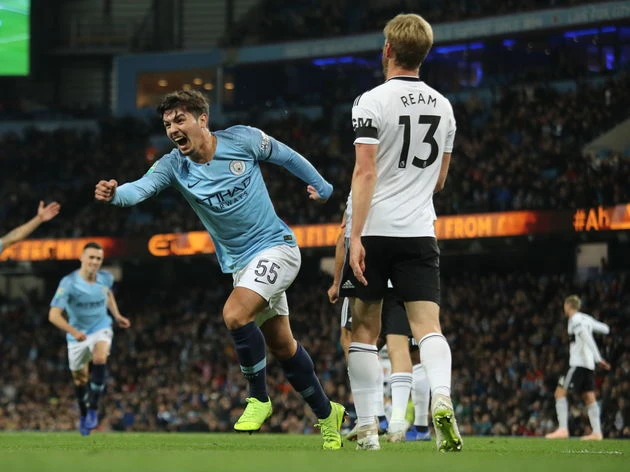 Brahim Diaz (trái, Man City)