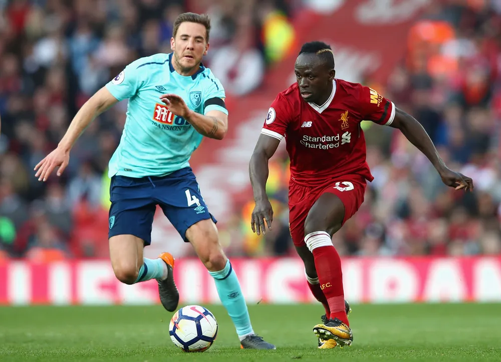 Sadio Mane (phải, Liverpool) vượt qua Dan Gosling (Bournemouth)