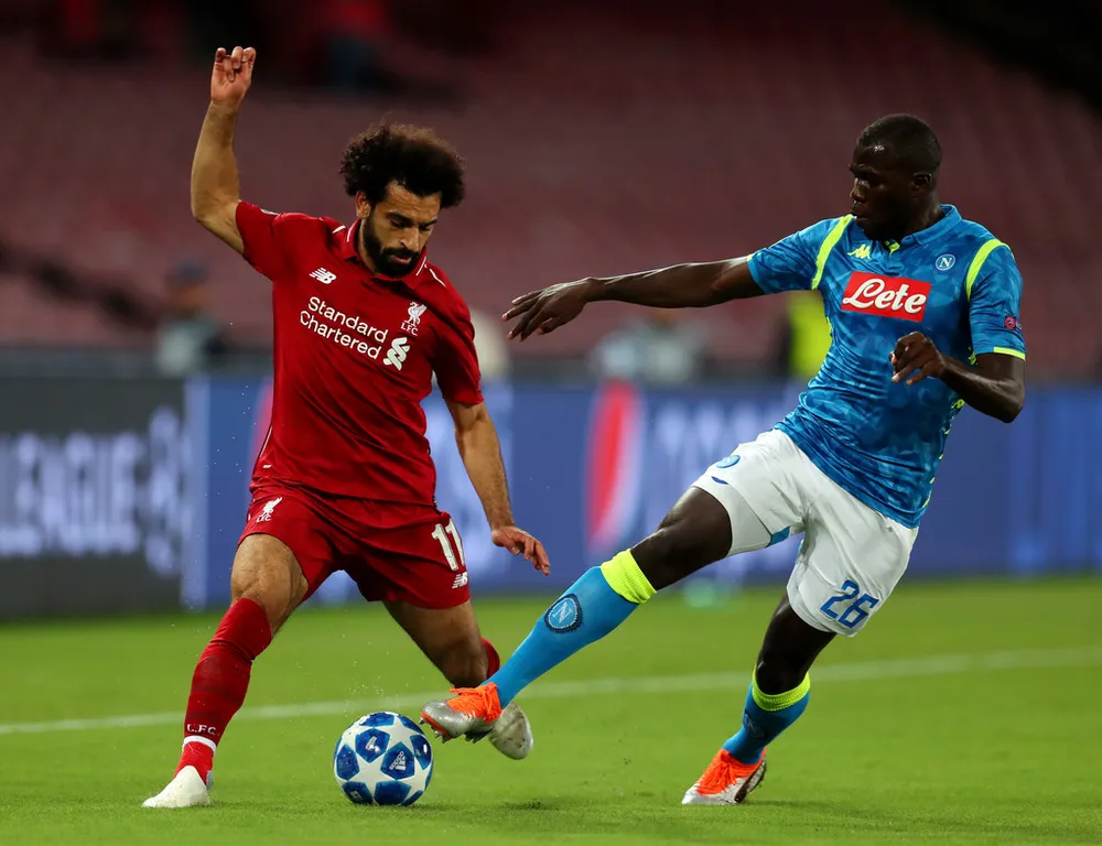 Mohamed Salah (trái, Liverpool) đi bóng qua hậu vệ Kalidou Koulibaly (Napoli)