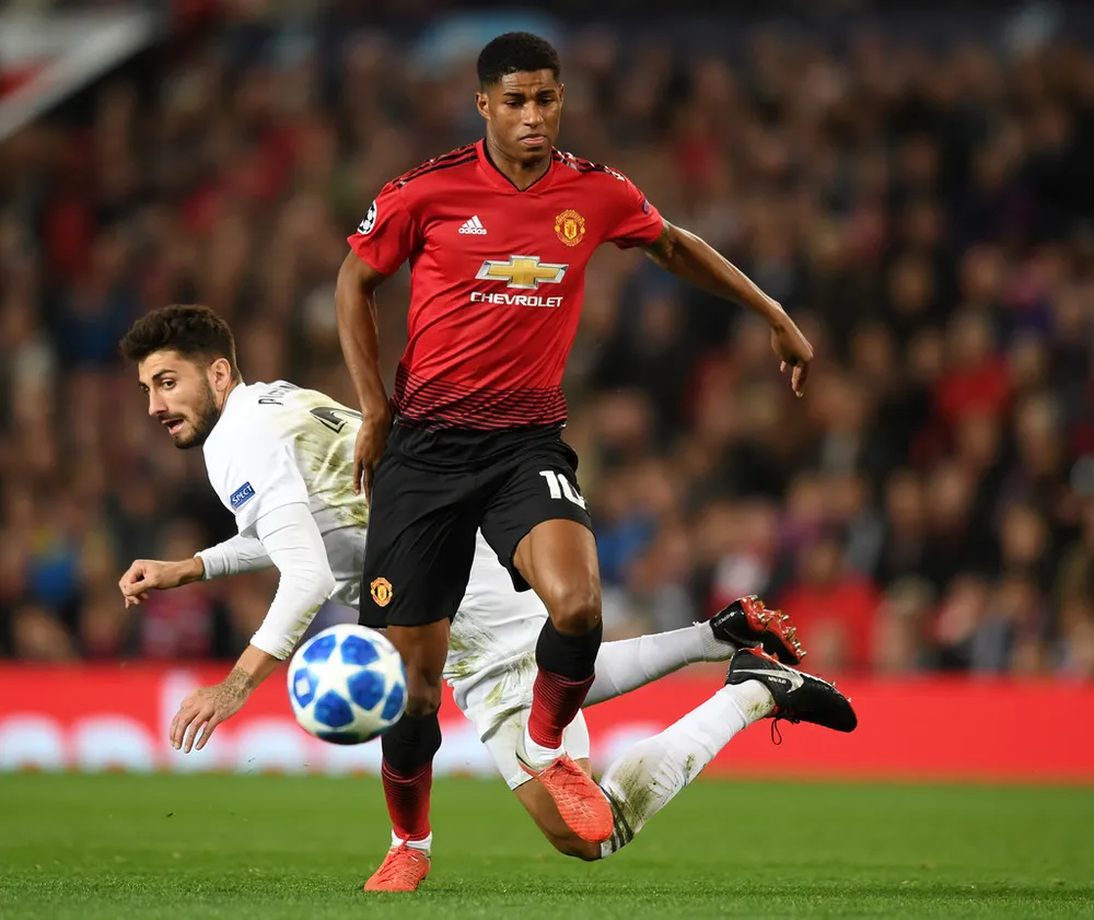 Marcus Rashfgord (Man United) đi bóng qua hậu vệ Valencia.