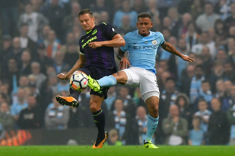 Phil Jagielka (trái, Everton) với Gabriel Jesus (Man City)