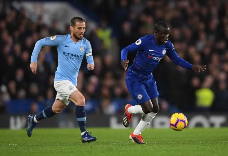 N'Golo Kante (Chelsea, phải) đi bóng qua David Silva (Man City)