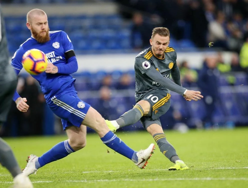 James Maddison (Leicester City, phải) sút bóng trước 