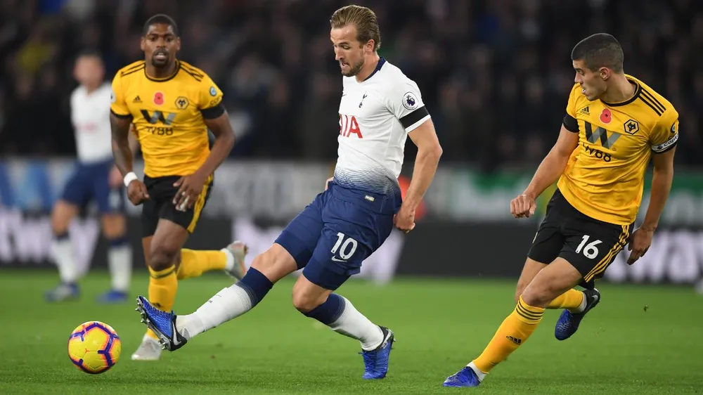 Harry Kane tung hoành trong hàng thủ Wolves.