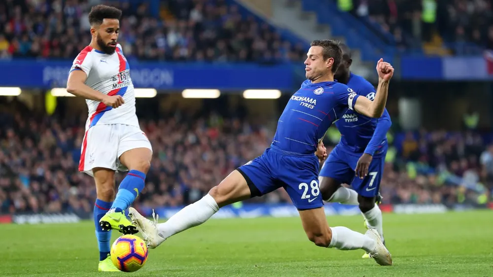 Andros Townsend (trái, Crystal Palace) sẵn sàng sắm vai ngưởi hùng trước Chelsea