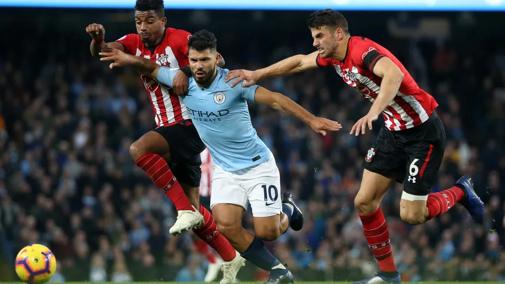 Kun Aguero vượt qua 2 hậu vệ Southampton