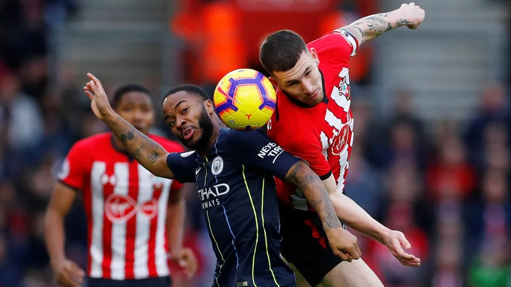 Raheem Sterling tranh bóng với hậu vệ Southampton