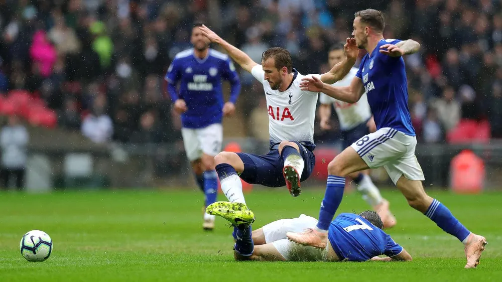 Harry Kane trong vòng vây hậu vệ Cardiff