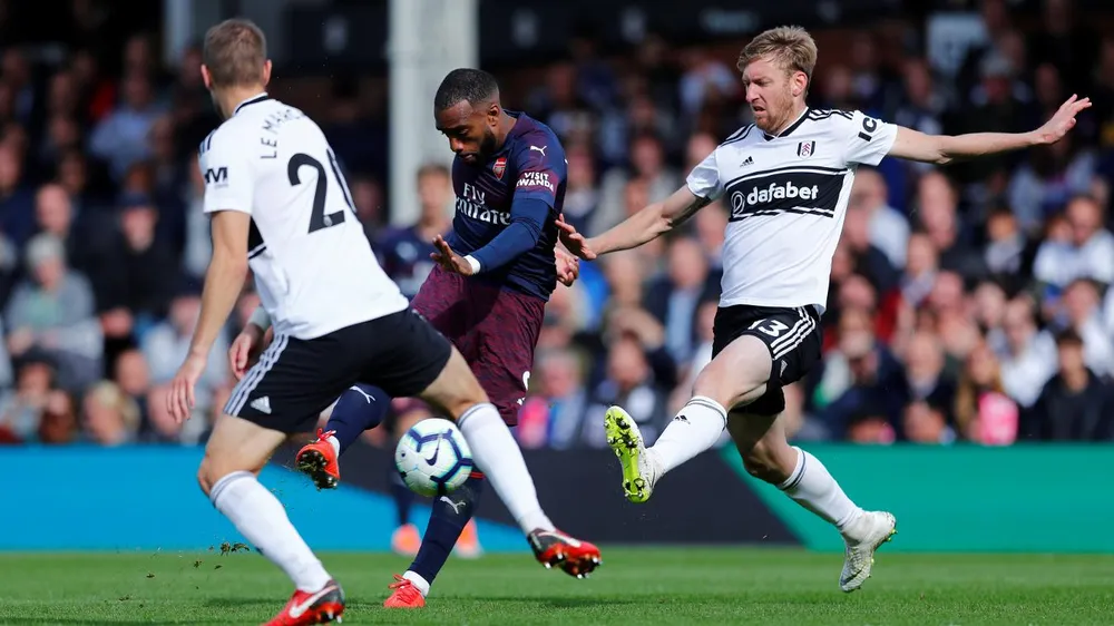 Lacazette (giữa, Arsenal) sút bóng trước khung thành Fulham.