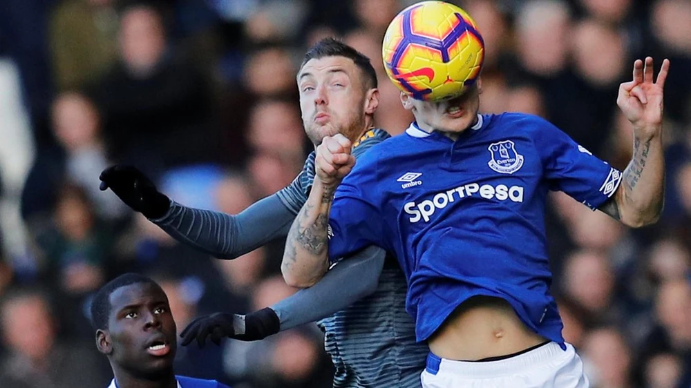 Jamie Vardy tranh bóng với hậu vệ Everton