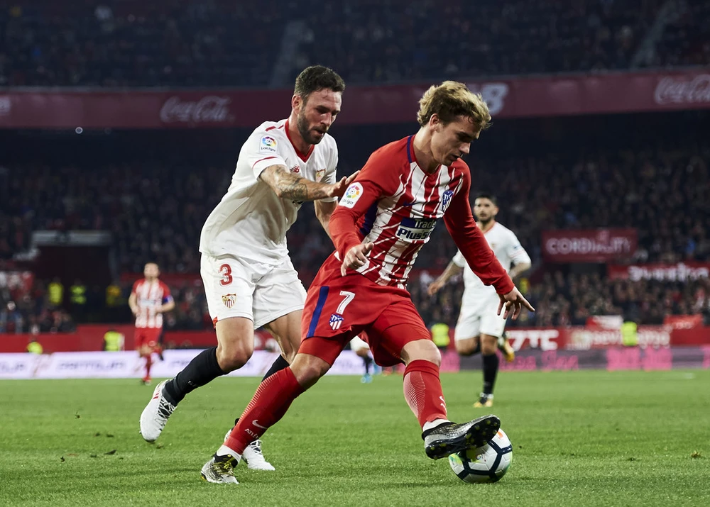 Antoine Griezmann (phải, Atletico) tranh bóng với Miguel Layun (Sevilla)