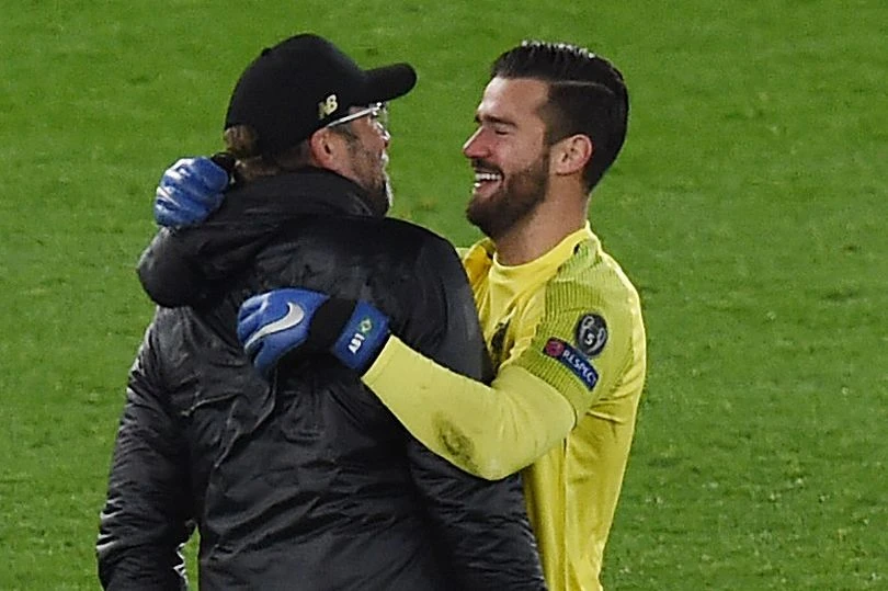 Thủ thành Alisson Becker và HLV Jurgen Klopp.