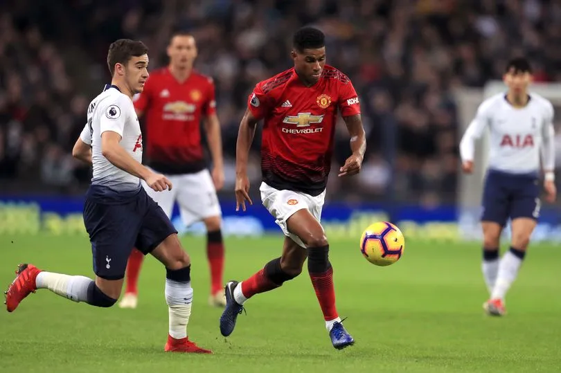 Marcus Rashford băng lên như một mũi tên...