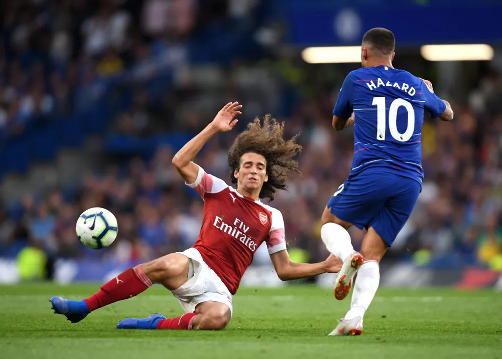 Eden Hazard (Chelsea) đi bóng qua tiền vệ Matteo Guendouzi
