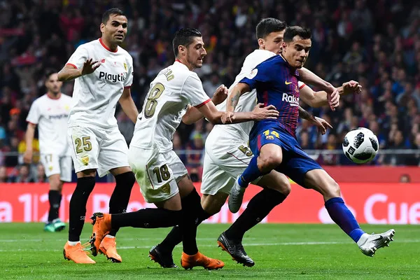 Hậu vệ Sevilla vây quanh Coutinho (Barcelona)