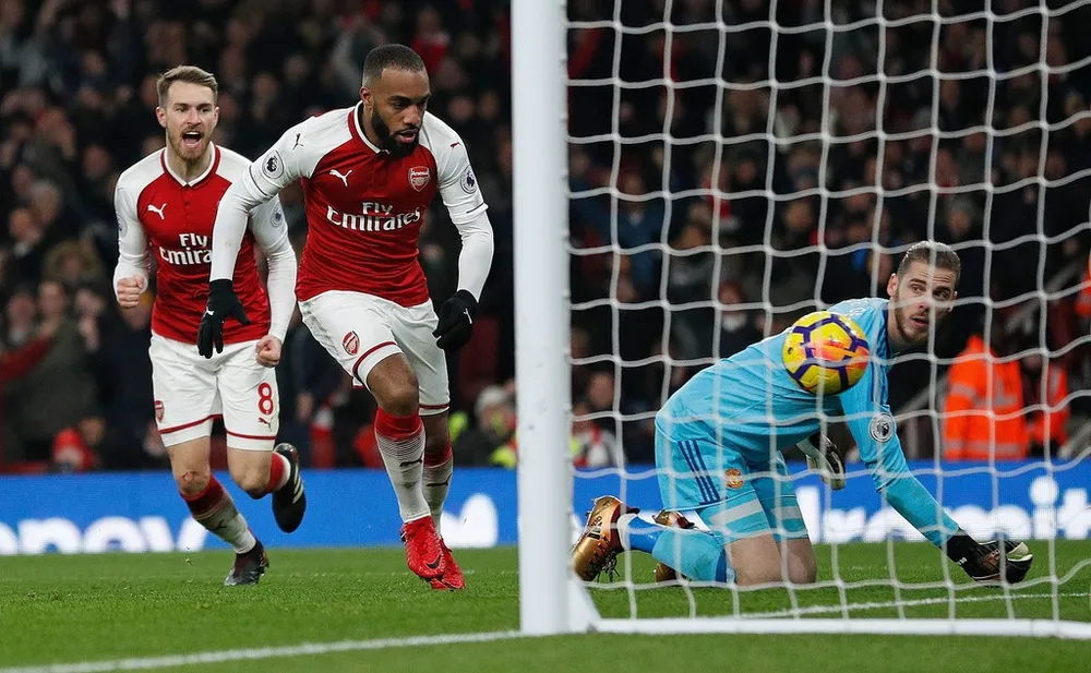 Alexandre Lacazette ghi bàn vào luối thủ thành De Gea (Man United)