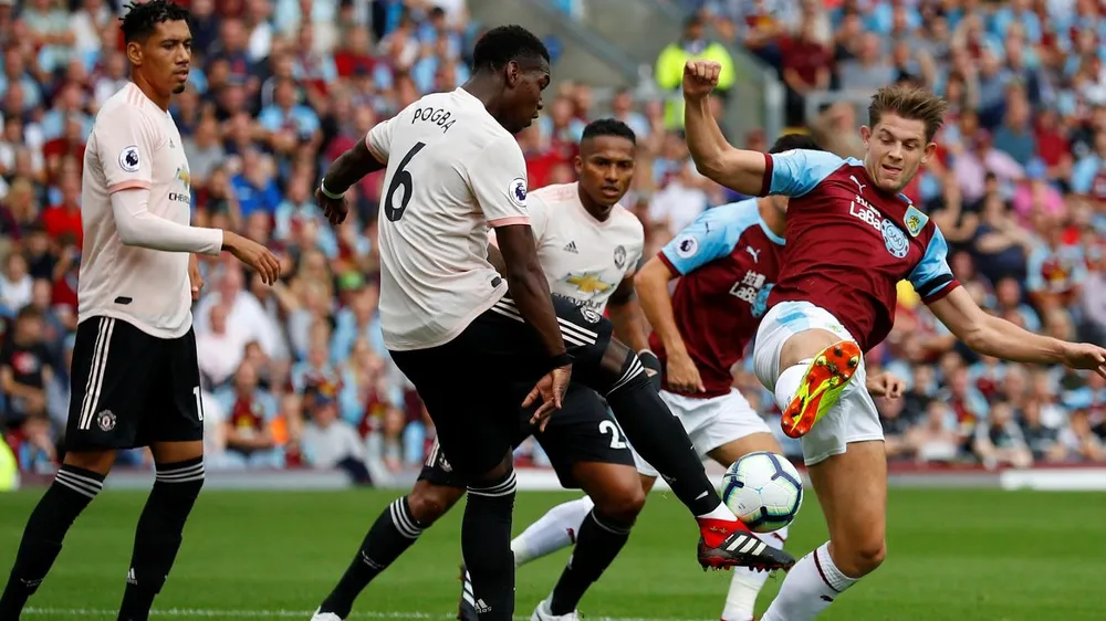 Paul Pogba sút cầu môn Burnley