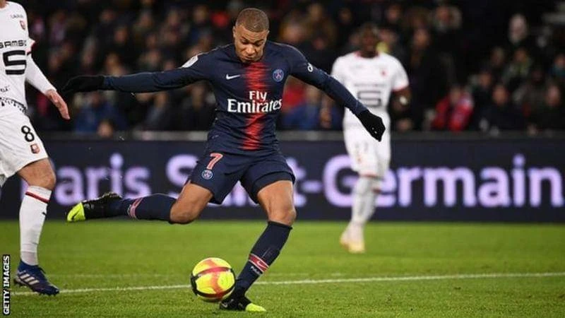 Kylian Mbappe sút bóng trước khung thành Rennes