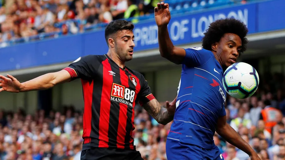 Willian đi bóng qua hậu vệ Bournemouth