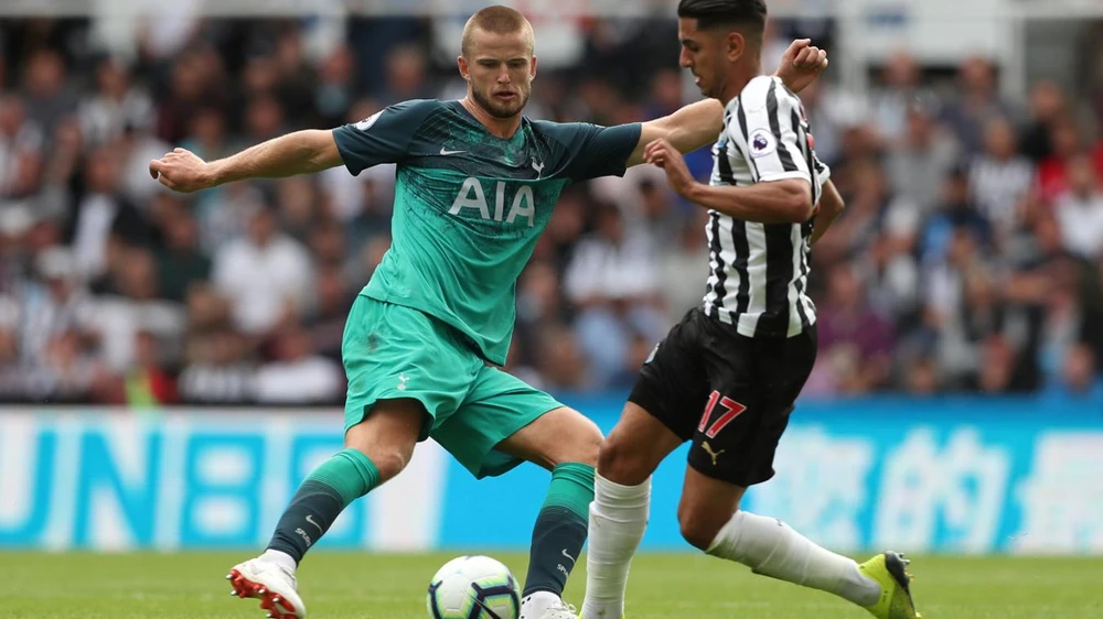 Totytenham (trái) đã thắng ngay trên sân St James Park.