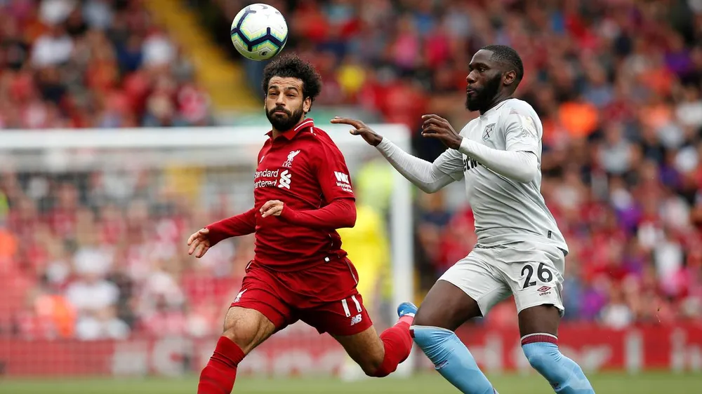 Mo Salah bứt qua hậu vệ West Ham.