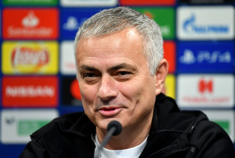 Jose Mourinho đã phải lặng lẽ rời Pld Trafford với cả núi tiền đền bù