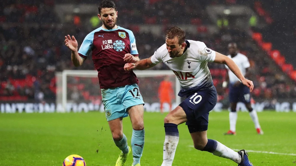 Harry Kane (phải) sút bóng trước hậu vệ Burnley.