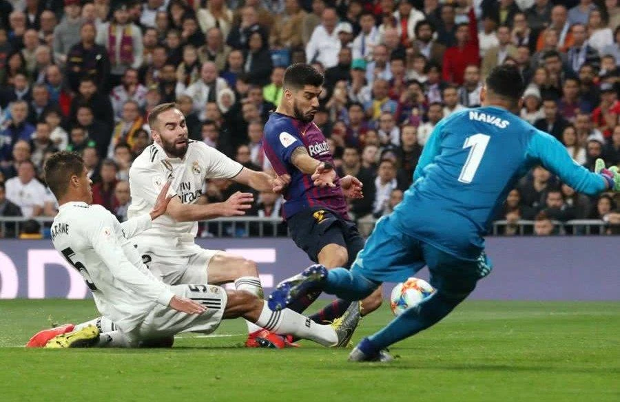 Áp lực của Luis Suarez khiến Raphael Varane đớt lưới nhà.