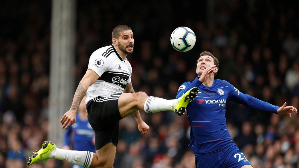 Tiến đạo Mitrovic (Fulham) tung cú sút trước khung thành Chelsea. 