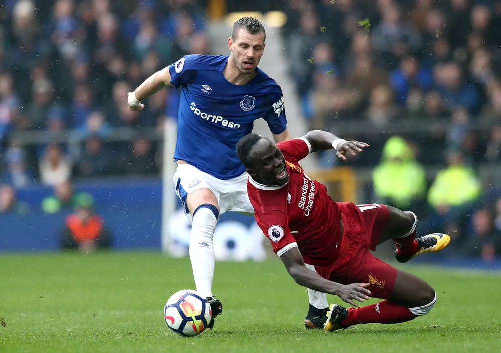 Sadio Mane vấp ngã trên sân Goodison park