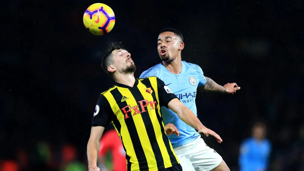 Gabrel Jesus tranh bóng với hậu vệ Watford.