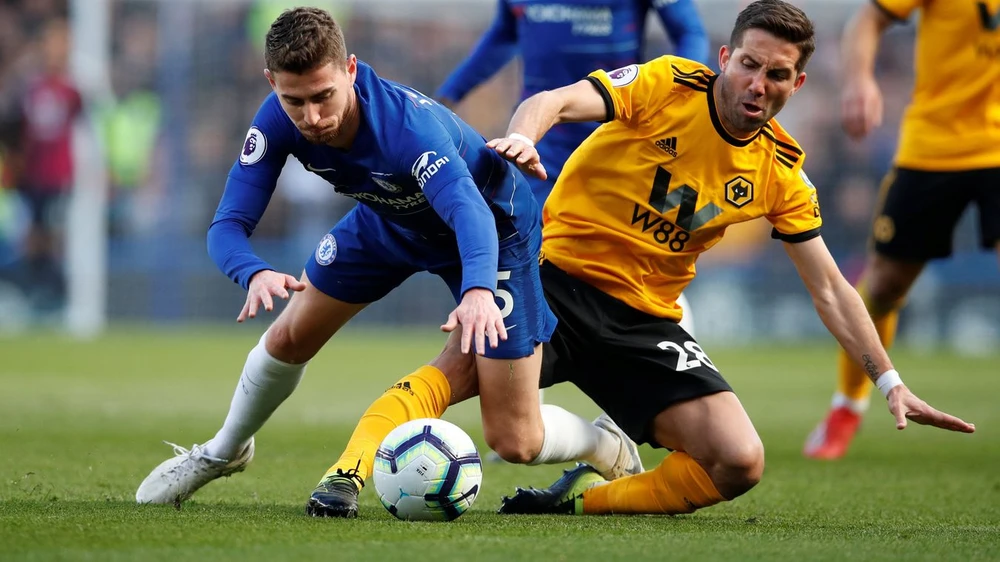 Eden Hazard bị hậu vệ Wolves kèm chặt