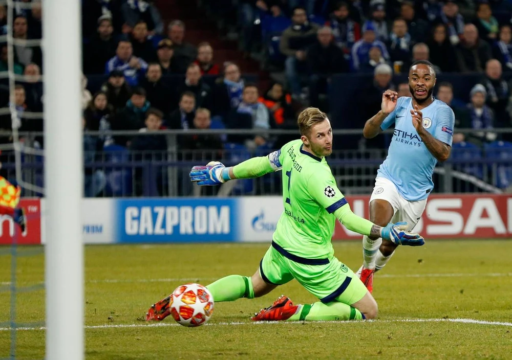 Raheem Sterling (phải) ghi bàn cho Man City trướcv Schalke