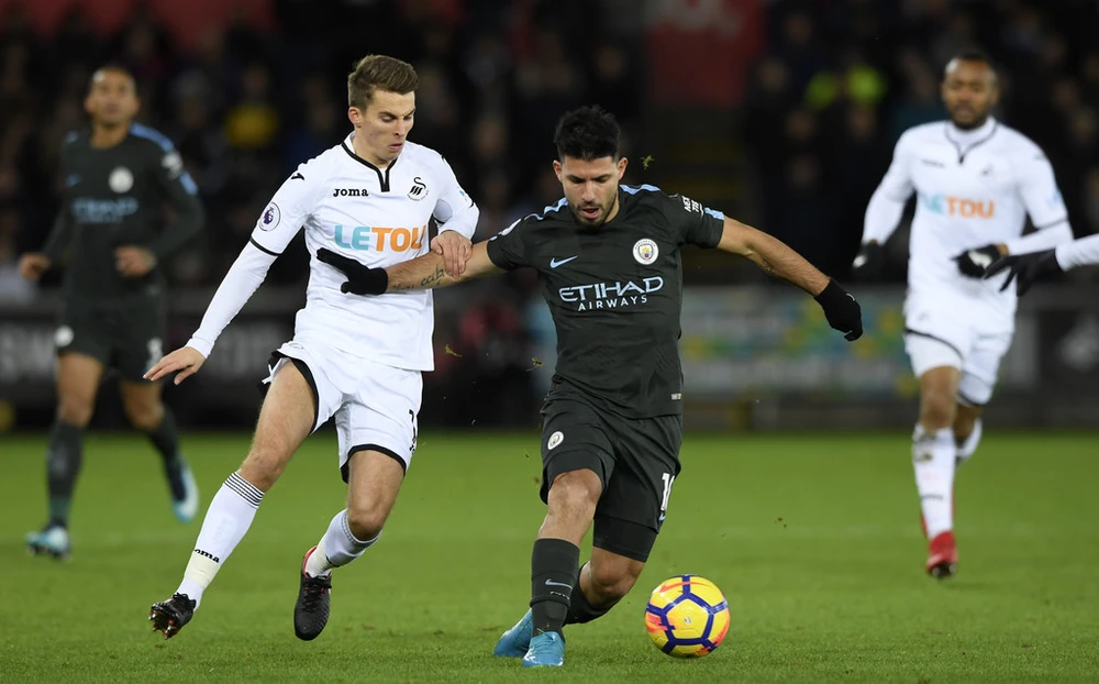 Kun Aguero đi bóng qua hậu vệ Swansea.