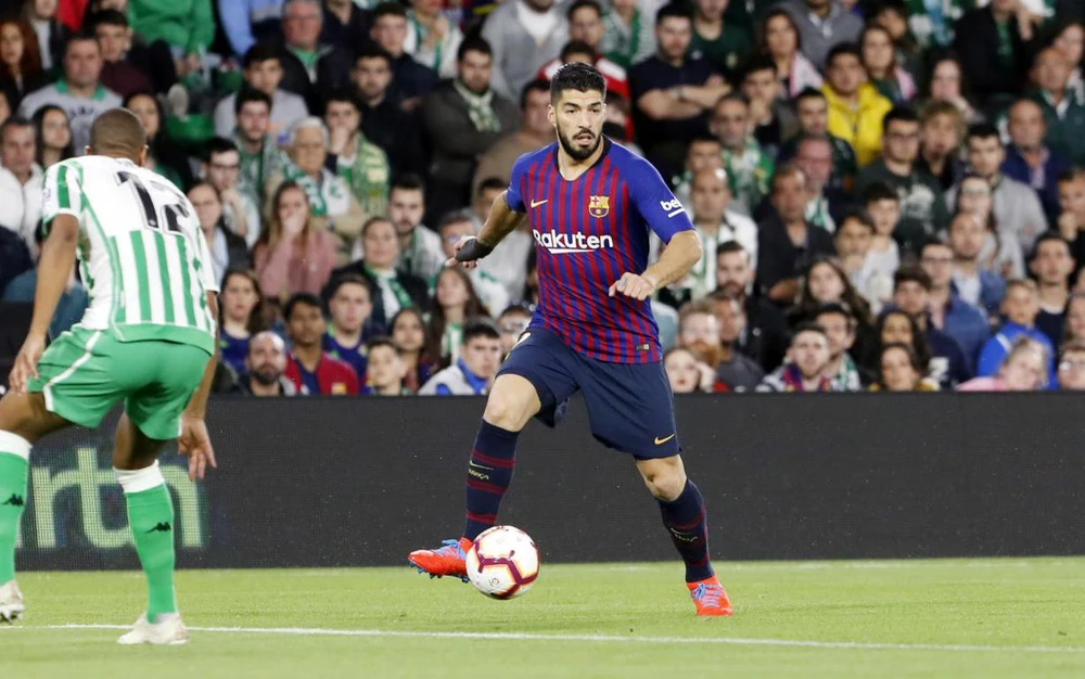 Luis Suarez đi bóng trước hàng thủ Betis.