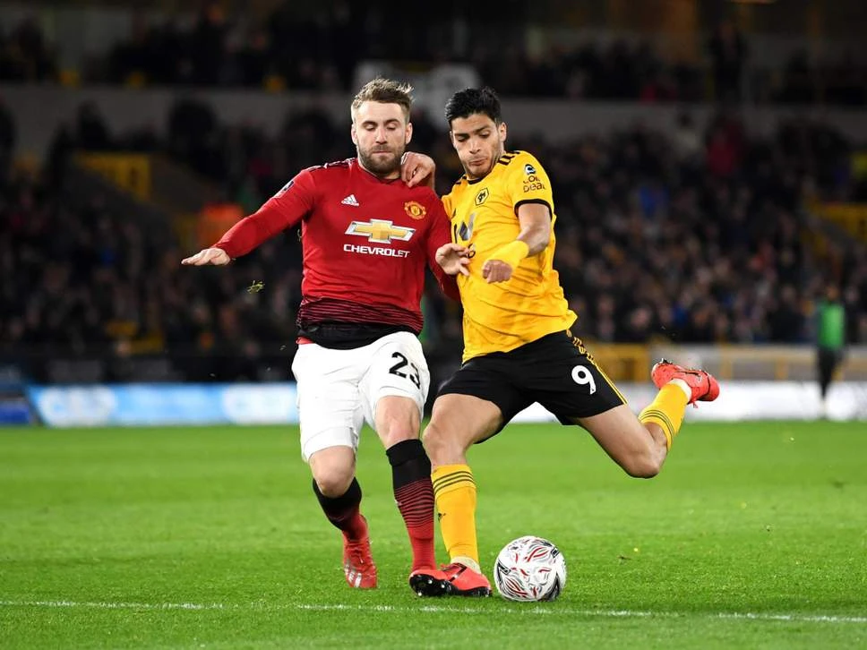 Luke Shaw (trái, Man United) bất lực trước Raul Jimenez (Wolves)