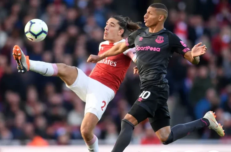 Richarlison (phải, Everton) tranh bóng với Hector Bellerin (Arsenal)