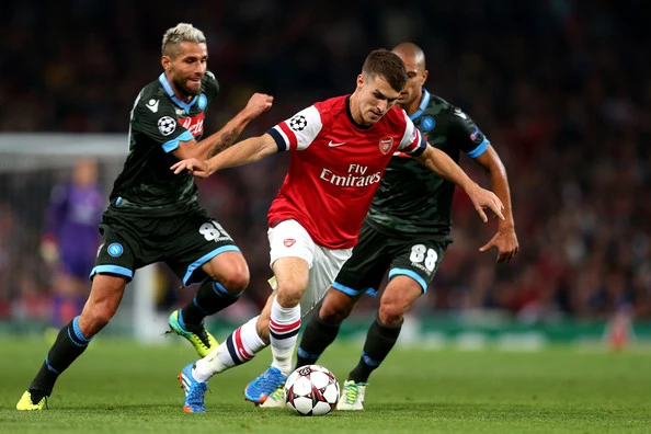 Aaron Ramsey (Arsenal) vượt qua Valon Behrami và Gokhan Inler (Napoli)