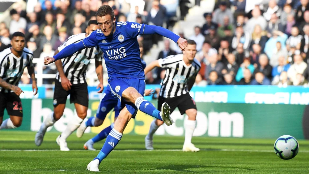 Jamie Vardy ghi bàn vào lưới Newcastle