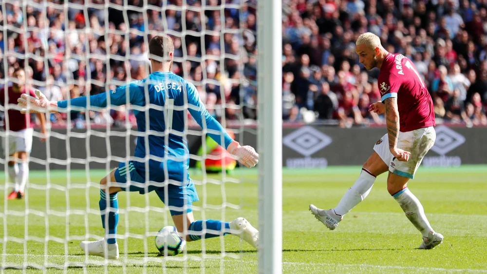 Thủ thành De Gea (trái) bất lực trước cú sút của Arnautovic (West Ham)