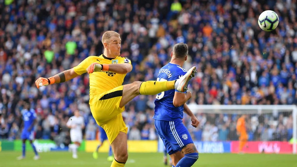 Thủ thành Joe Hart phá bóng trước tiền đạo Cardiff City