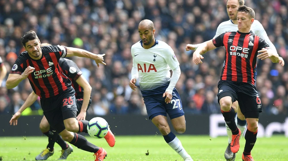 Lucas Moura tung hoành trước hàng thủ Huddersfield