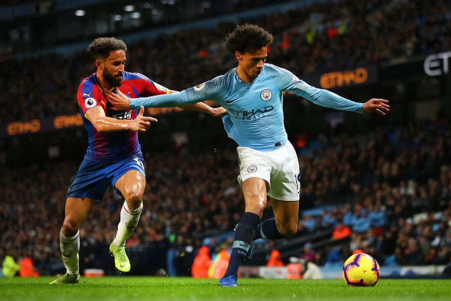 Andy Townsend (Crystal Palace) treanh bóng với Leroy Sane