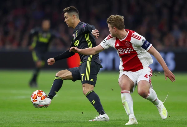 Ronaldo đi bóng qua trụng vệ Matthijs de Ligt (Ajax)