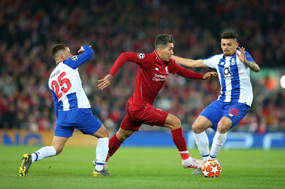 Roberto Firmino vượt qua hàng thủ Porto