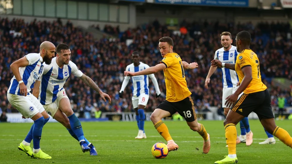 Diogo Jota đi bóng trước hàng thủ Brighton