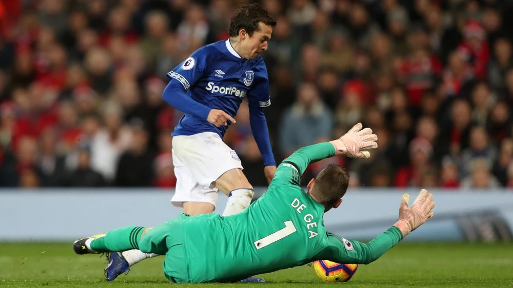 Tiền vệ Bernard (everton) rê bóng qua thủ thành De Gea (Man United)