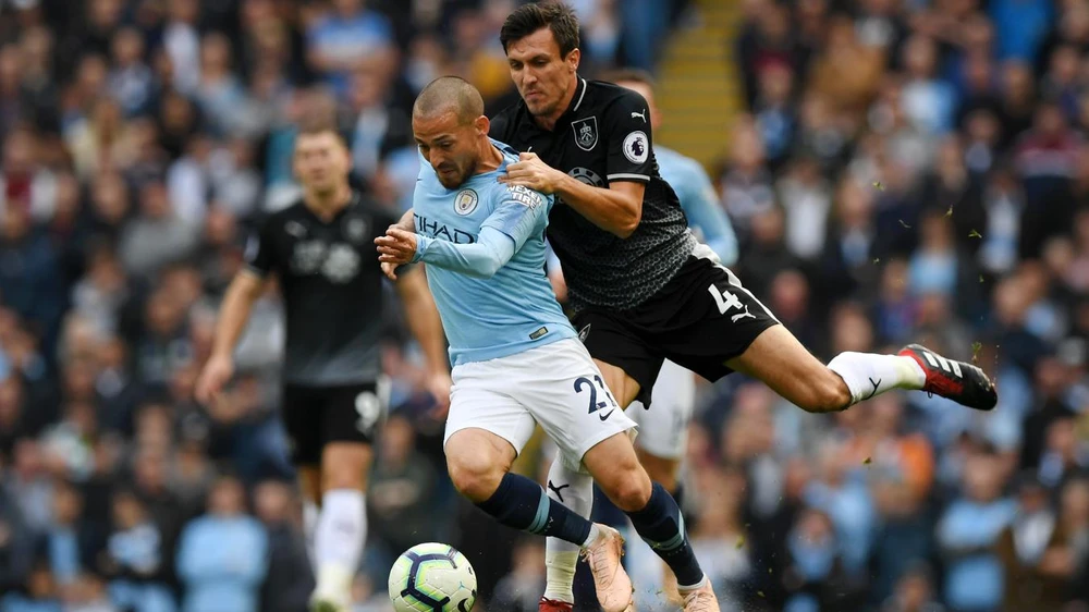 Hậu vệ Burnley không còn cách nào khác để ngăn cản David Silva (Man City)