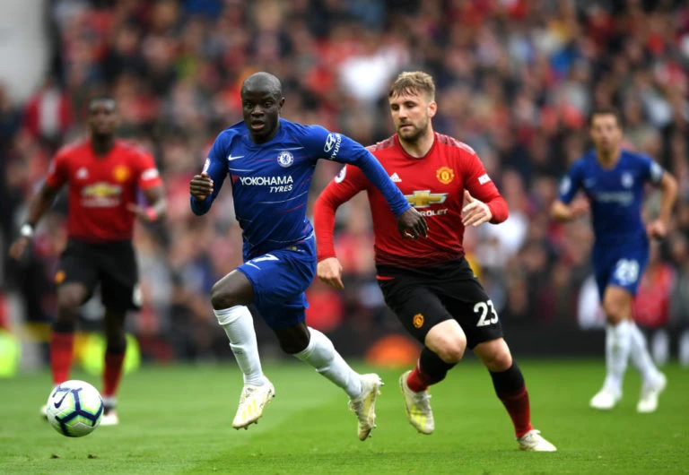 Luke Shaw bất lực nhìn N'Golo Kante (Chelsea) vượt qua.